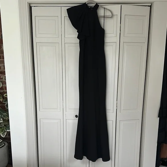 Elegant Black Evening Gown - Picture 1 of 5